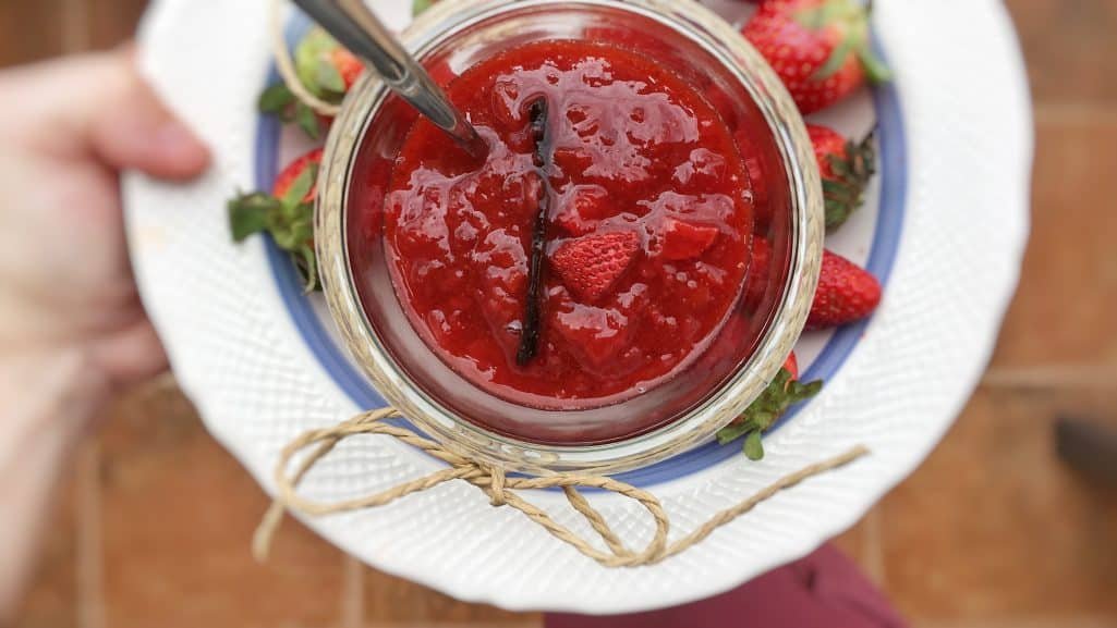 Never made a fruit jam before? Then start off with this very simple strawberry tomato jam with vanilla bean! Great on sandwiches or desserts...