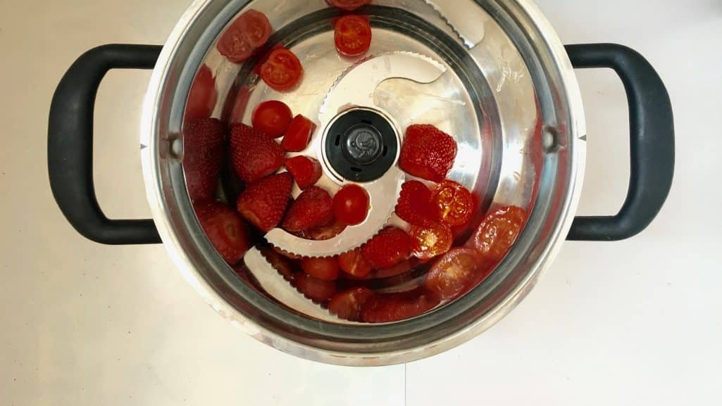 Never made a fruit jam before? Then start off with this very simple strawberry tomato jam with vanilla bean! Great on sandwiches or desserts...