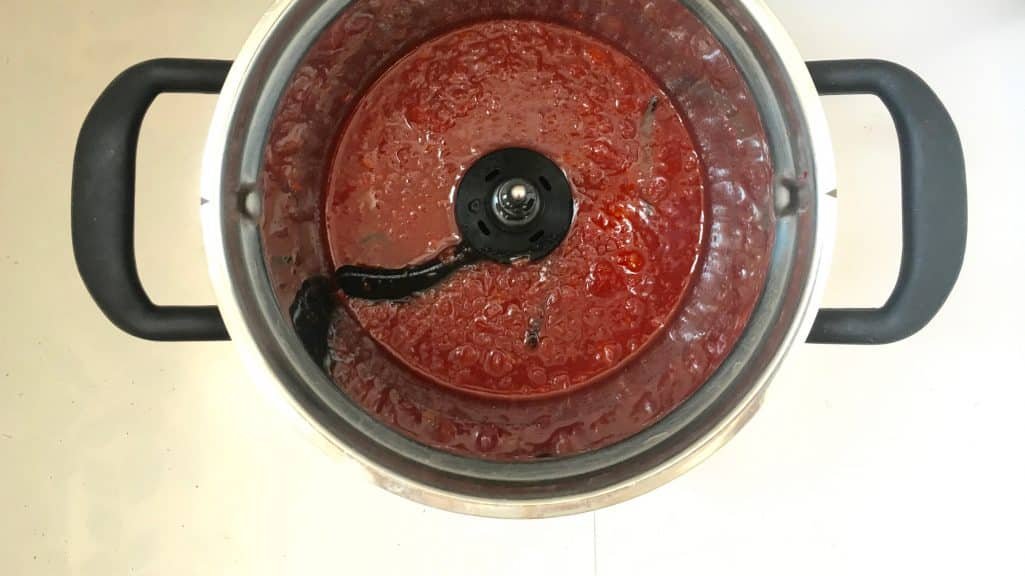 Never made a fruit jam before? Then start off with this very simple strawberry tomato jam with vanilla bean! Great on sandwiches or desserts...
