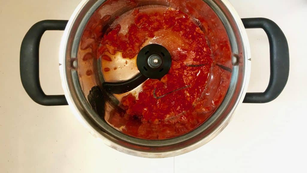 Never made a fruit jam before? Then start off with this very simple strawberry tomato jam with vanilla bean! Great on sandwiches or desserts...