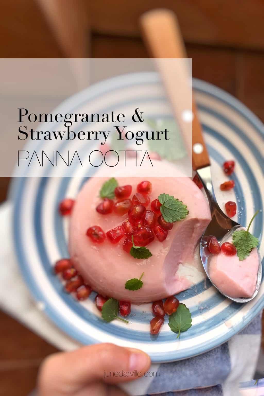 Are you like me not good at making dessert? Then try this super easy strawberry yogurt panna cotta with pomegranate and wow your guests!