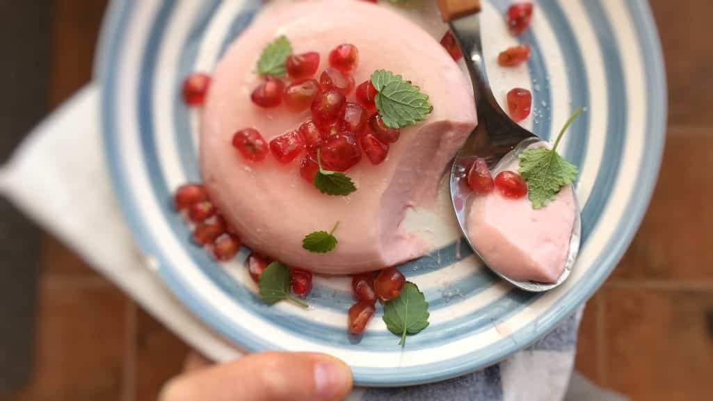 Are you like me not good at making dessert? Then try this super easy strawberry yogurt panna cotta with pomegranate and wow your guests!