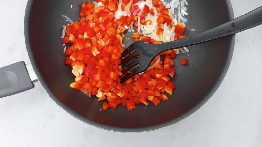 My chili con carne recipe with minced beef, canned tomatoes, cumin, dried chilli, black beans and bell pepper... Just the basic ingredients!