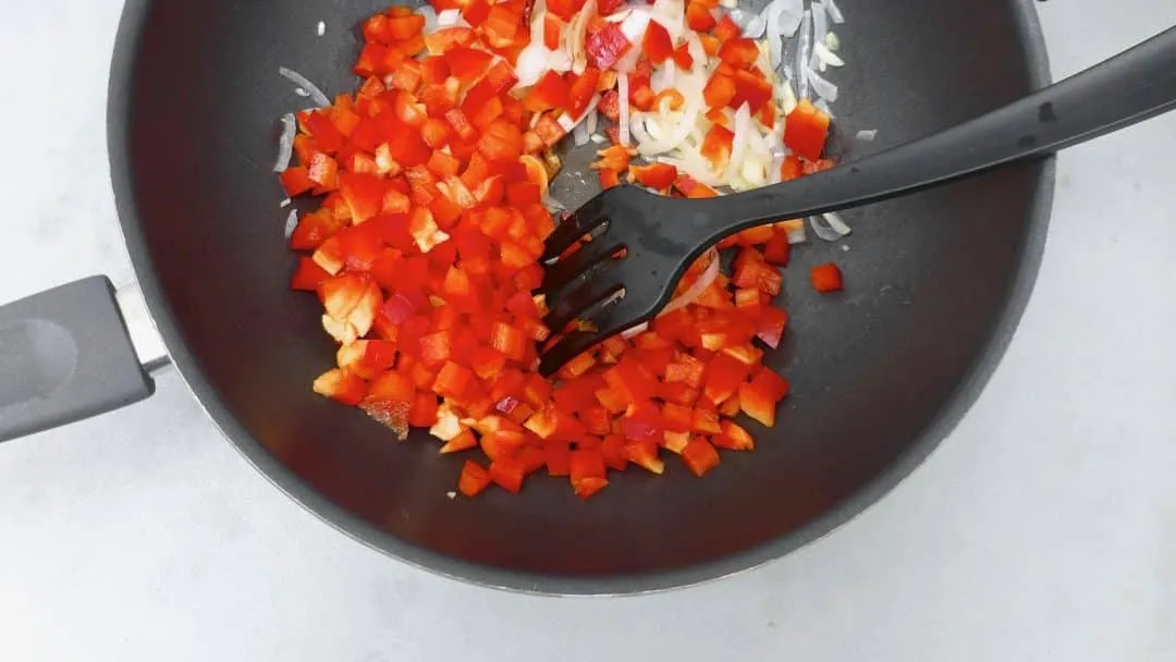 My chili con carne recipe with minced beef, canned tomatoes, cumin, dried chilli, black beans and bell pepper... Just the basic ingredients!