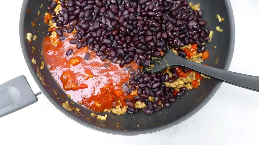 My chili con carne recipe with minced beef, canned tomatoes, cumin, dried chilli, black beans and bell pepper... Just the basic ingredients!