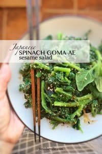 How I love this steamed Japanese spinach salad with sesame! What a great side dish: healthy and so easy to make in advance...