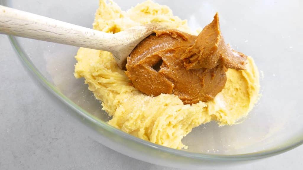 The best easy peanut butter cookies you will ever make! This cookie recipe is a fun thing to do with kids during a rainy weekend...