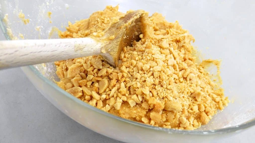 The best easy peanut butter cookies you will ever make! This cookie recipe is a fun thing to do with kids during a rainy weekend...