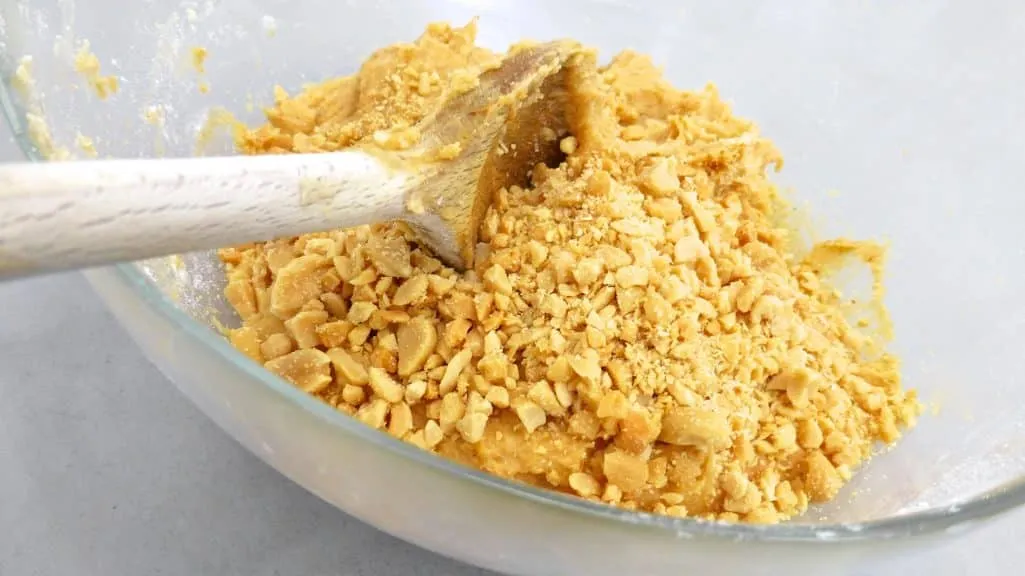 Easy Peanut Butter Cookies Recipe The best easy peanut butter cookies you will ever make! This cookie recipe is a fun thing to do with kids during a rainy weekend...