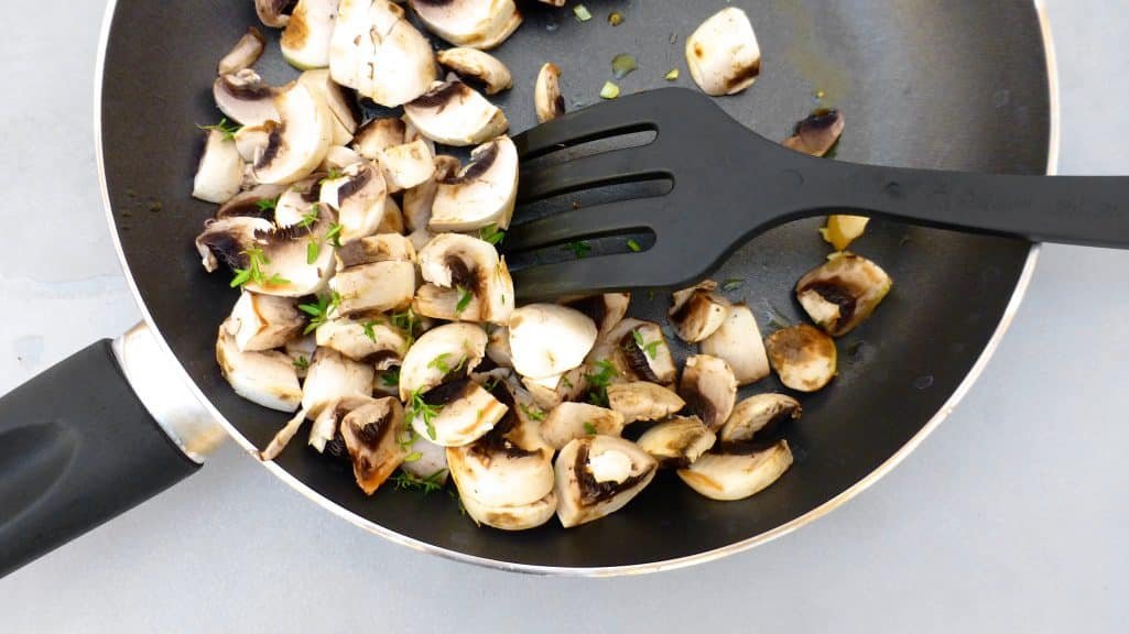 Crunchy mushroom crostini with fresh thyme and balsamic vinegar... A delicious and veggie appetizer I'm sure everyone will love!