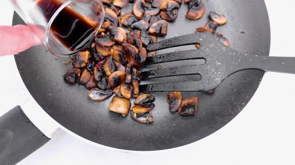 Crunchy mushroom crostini with fresh thyme and balsamic vinegar... A delicious and veggie appetizer I'm sure everyone will love!