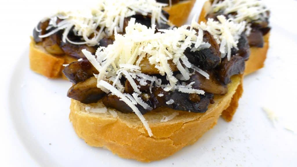 Crunchy mushroom crostini with fresh thyme and balsamic vinegar... A delicious and veggie appetizer I'm sure everyone will love!