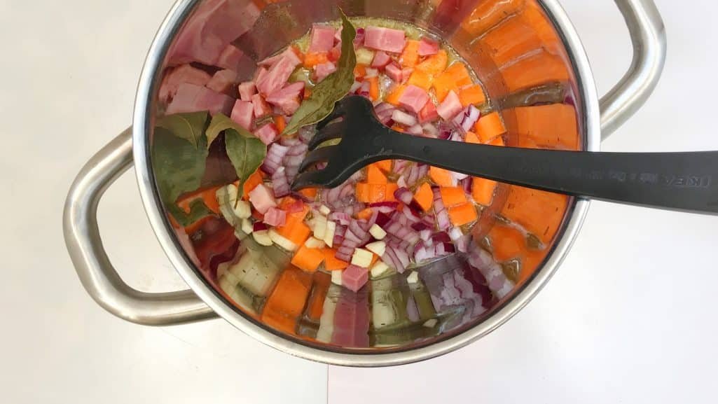 Love the creaminess of this potato corn chowder: the salty crunch of the bacon and the sweet flavor of the corn are a perfect match!