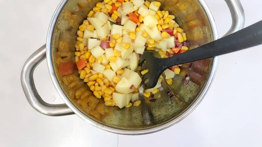 Love the creaminess of this potato corn chowder: the salty crunch of the bacon and the sweet flavor of the corn are a perfect match!