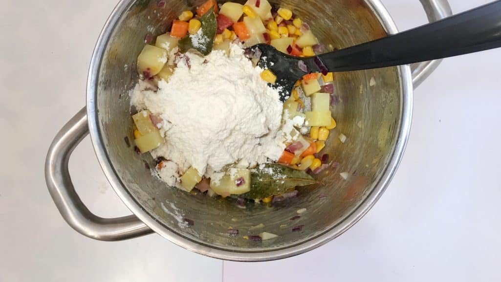 Love the creaminess of this potato corn chowder: the salty crunch of the bacon and the sweet flavor of the corn are a perfect match!