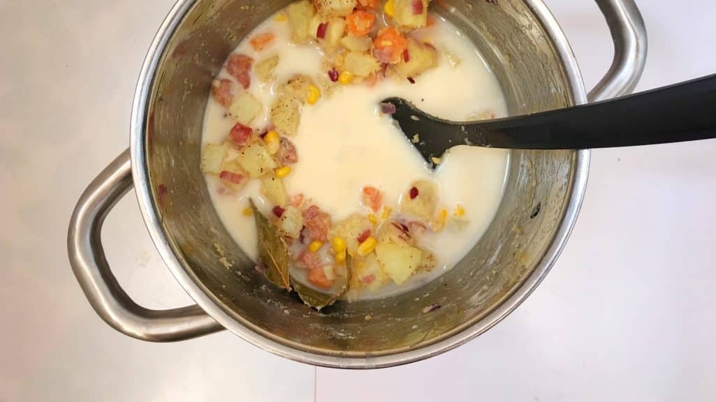 Love the creaminess of this potato corn chowder: the salty crunch of the bacon and the sweet flavor of the corn are a perfect match!