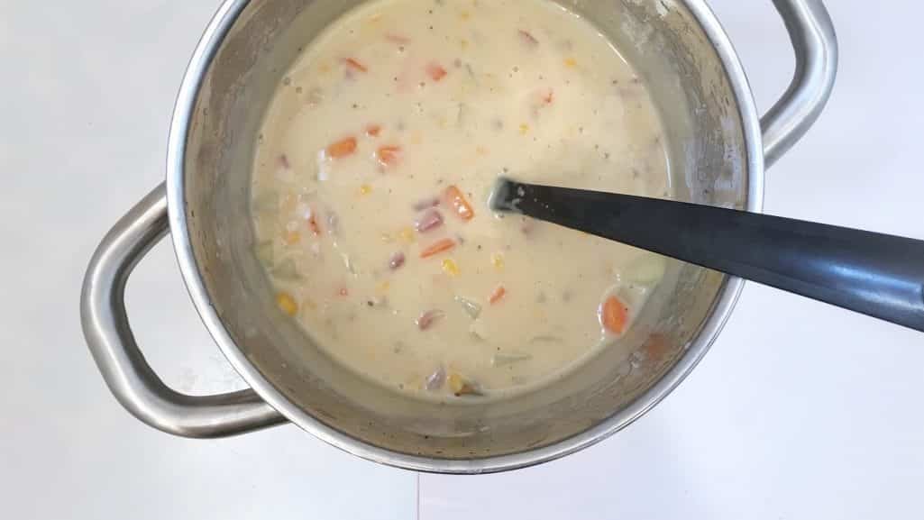 Love the creaminess of this potato corn chowder: the salty crunch of the bacon and the sweet flavor of the corn are a perfect match!