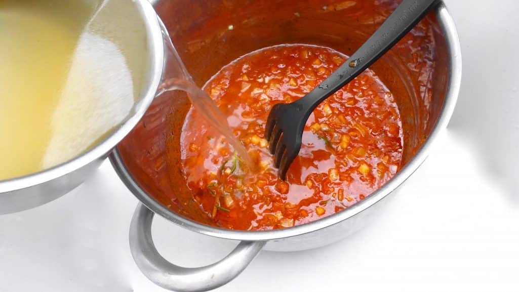 What a lovely meal soup: my tomato tortellini soup recipe with lots of cheese! Great hearty lunch or dinner option for the whole family!