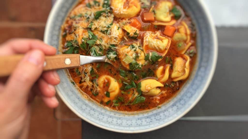 What a lovely meal soup: my tomato tortellini soup recipe with lots of cheese! Great hearty lunch or dinner option for the whole family!