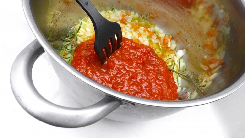 What a lovely meal soup: my tomato tortellini soup recipe with lots of cheese! Great hearty lunch or dinner option for the whole family!