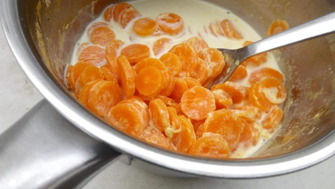 Creamy, chunky and zesty... you will adore this ginger and carrot mash recipe! Great in combination with sausages and onion gravy.