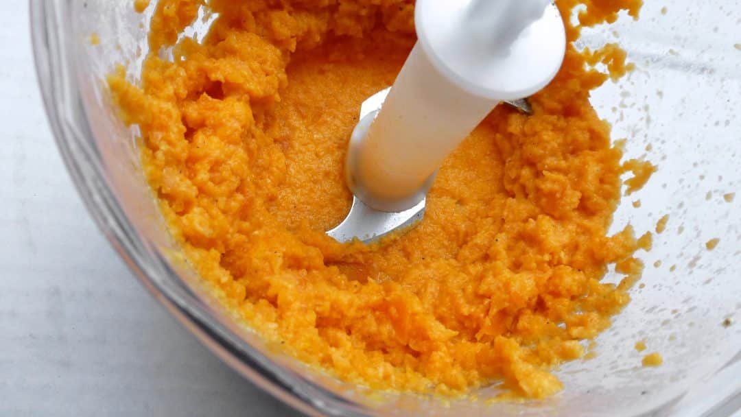 Creamy, chunky and zesty... you will adore this ginger and carrot mash recipe! Great in combination with sausages and onion gravy.