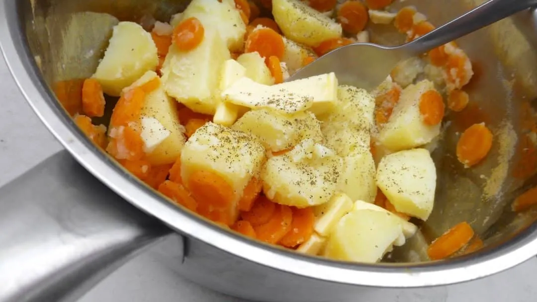 Healthy Ginger & Carrot Mash Recipe Creamy, chunky and zesty... you will adore this ginger and carrot mash recipe! Great in combination with sausages and onion gravy.