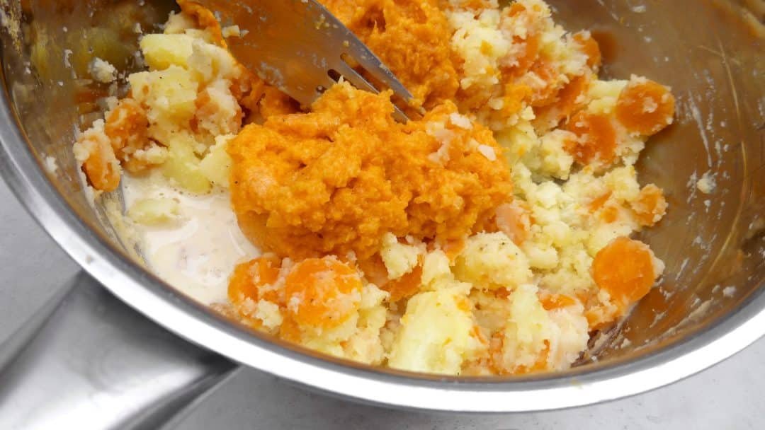 Creamy, chunky and zesty... you will adore this ginger and carrot mash recipe! Great in combination with sausages and onion gravy.