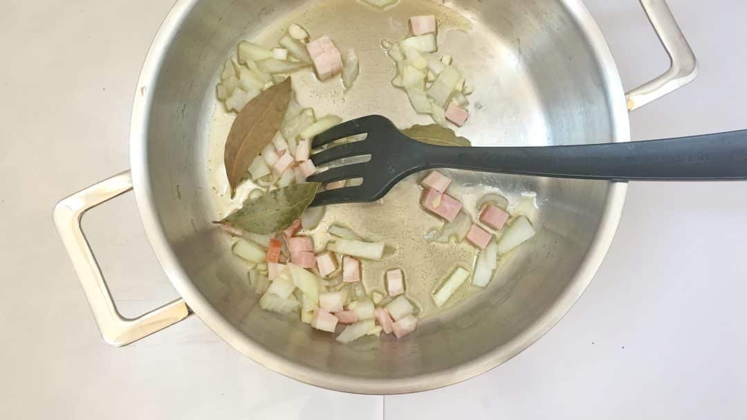 A classic baked beans recipe - two ways: in the oven and in my KitchenAid Cook Processor! Great side dish for fried sausages and eggs...
