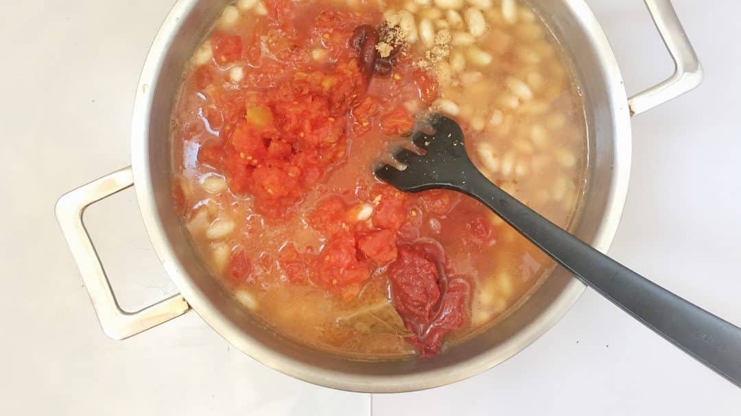 A classic baked beans recipe - two ways: in the oven and in my KitchenAid Cook Processor! Great side dish for fried sausages and eggs...