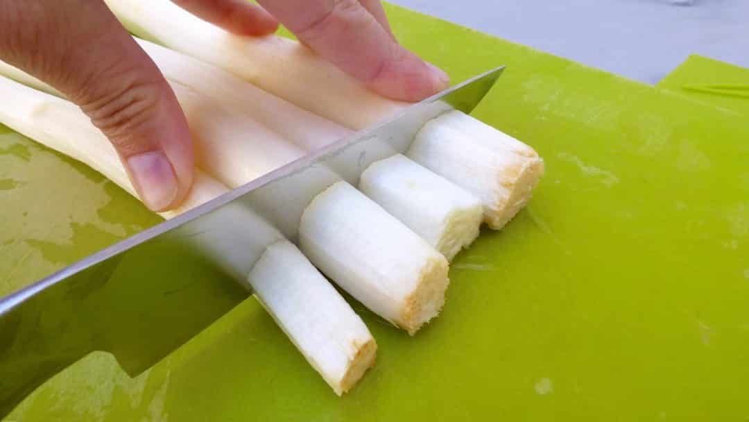 This carpaccio of white asparagus is a spectacular looking appetizer! Did you know that raw white asparagus are so tasty?