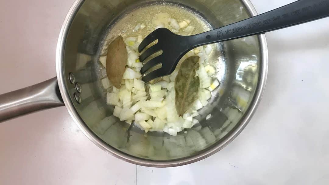 Check out this silky smooth leek soup with avocado and crunchy bacon prepared in my fabulous KitchenAid Cook Processor: video recipe!