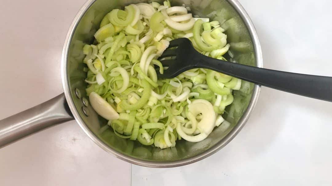 Check out this silky smooth leek soup with avocado and crunchy bacon prepared in my fabulous KitchenAid Cook Processor: video recipe!