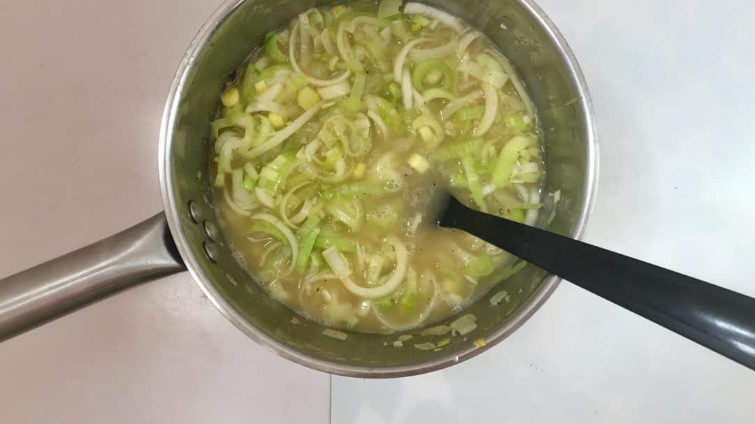 Check out this silky smooth leek soup with avocado and crunchy bacon prepared in my fabulous KitchenAid Cook Processor: video recipe!