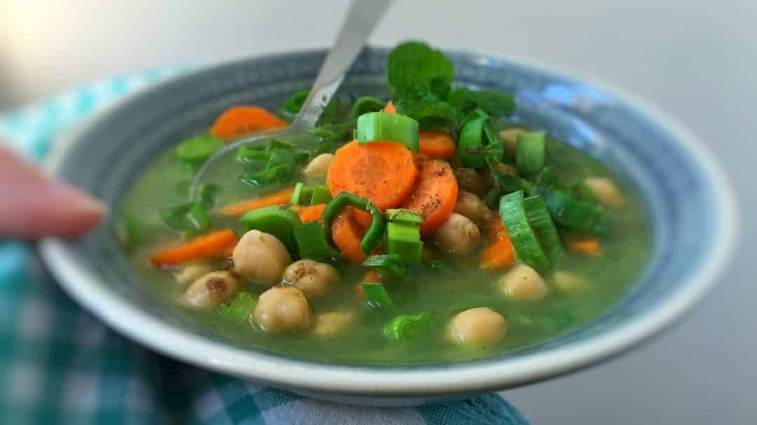 Check out this silky smooth leek soup with avocado and crunchy bacon prepared in my fabulous KitchenAid Cook Processor: video recipe!