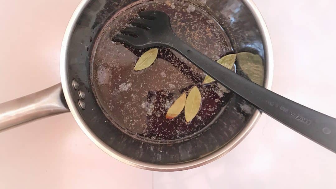 Let me show you how to make pickled cabbage at home... Perfect as a garnish for delicious homemade hot dogs or crunchy pork tacos!