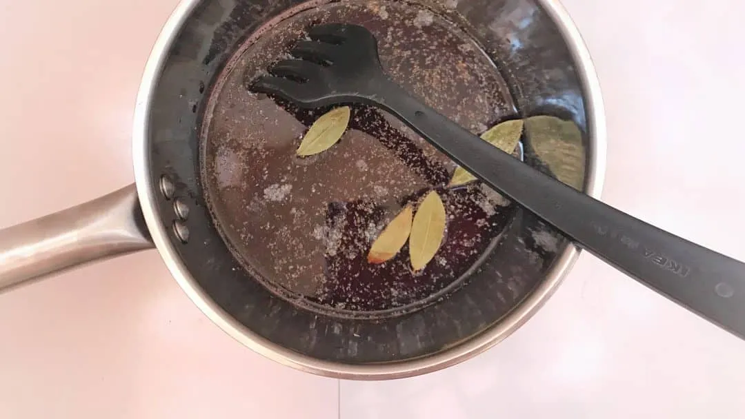 Let me show you how to make pickled cabbage at home... Perfect as a garnish for delicious homemade hot dogs or crunchy pork tacos!