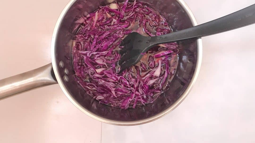 Let me show you how to make pickled cabbage at home... Perfect as a garnish for delicious homemade hot dogs or crunchy pork tacos!