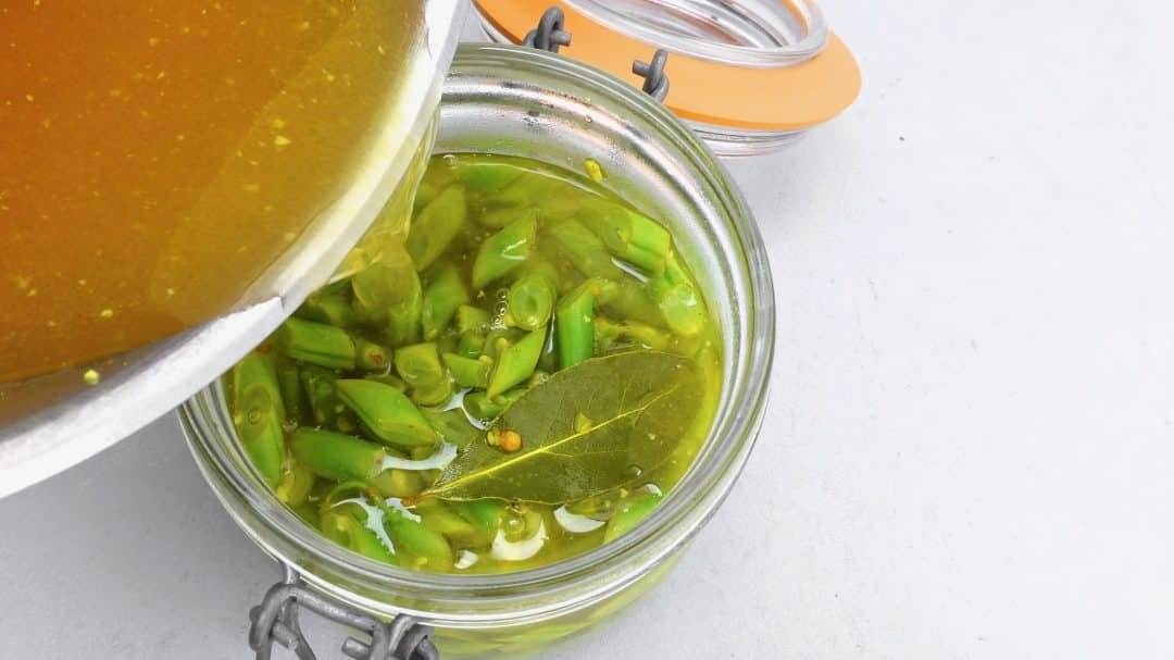 Let me show you how to make pickled green beans at home... Perfect as a garnish for cold cuts and cheese!