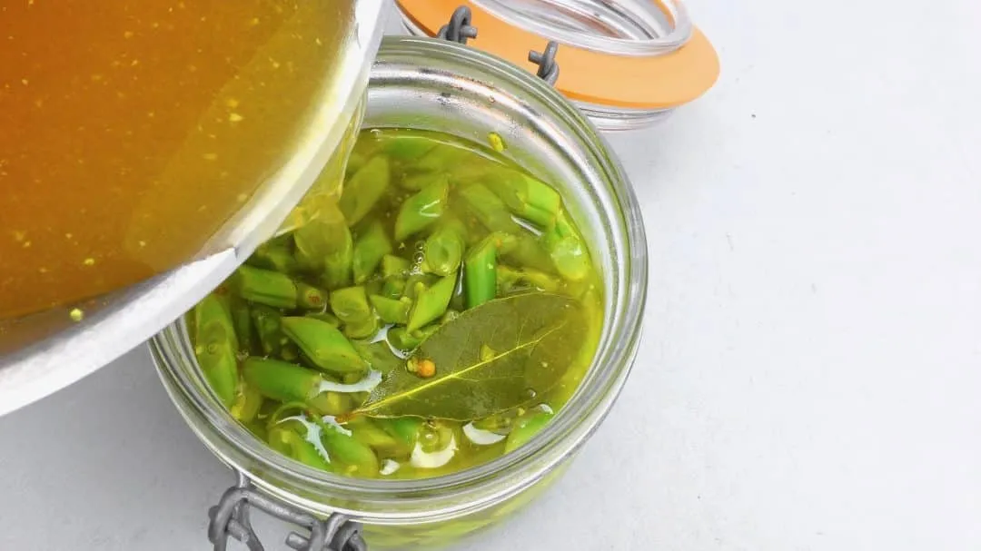 Let me show you how to make pickled green beans at home... Perfect as a garnish for cold cuts and cheese!