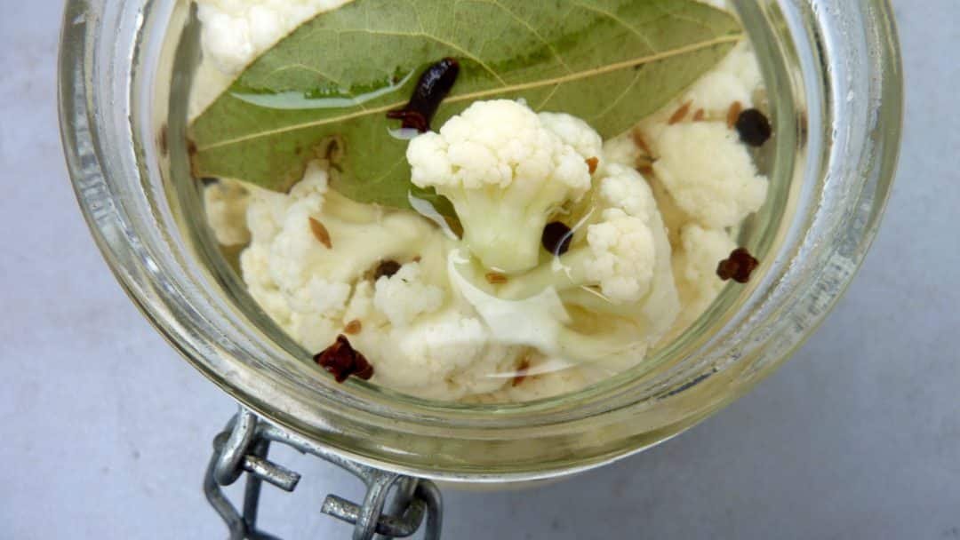 Let me show you how to make pickled cauliflower at home... Perfect as a garnish for cold cuts and cheese!