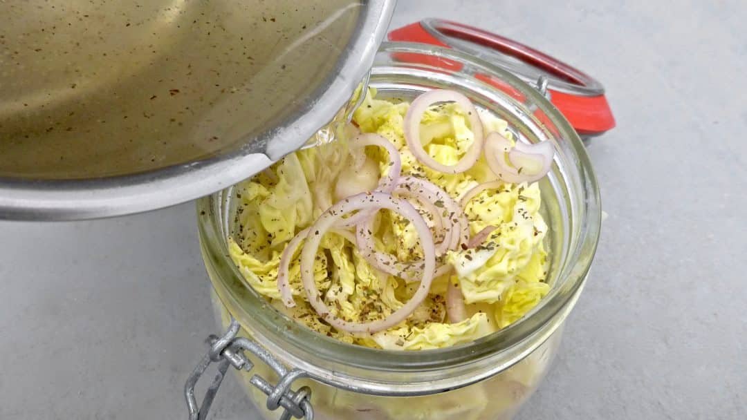 Let me show you how to make pickled cabbage at home... Perfect as a garnish for delicious homemade hot dogs or crunchy pork tacos!