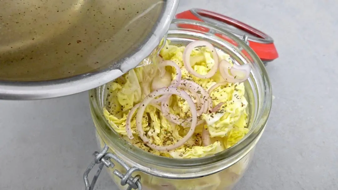 Let me show you how to make pickled cabbage at home... Perfect as a garnish for delicious homemade hot dogs or crunchy pork tacos!