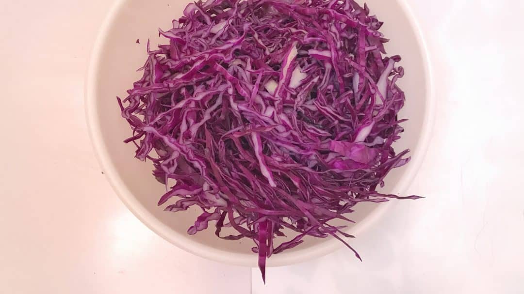 Let me show you how to make pickled cabbage at home... Perfect as a garnish for delicious homemade hot dogs or crunchy pork tacos!