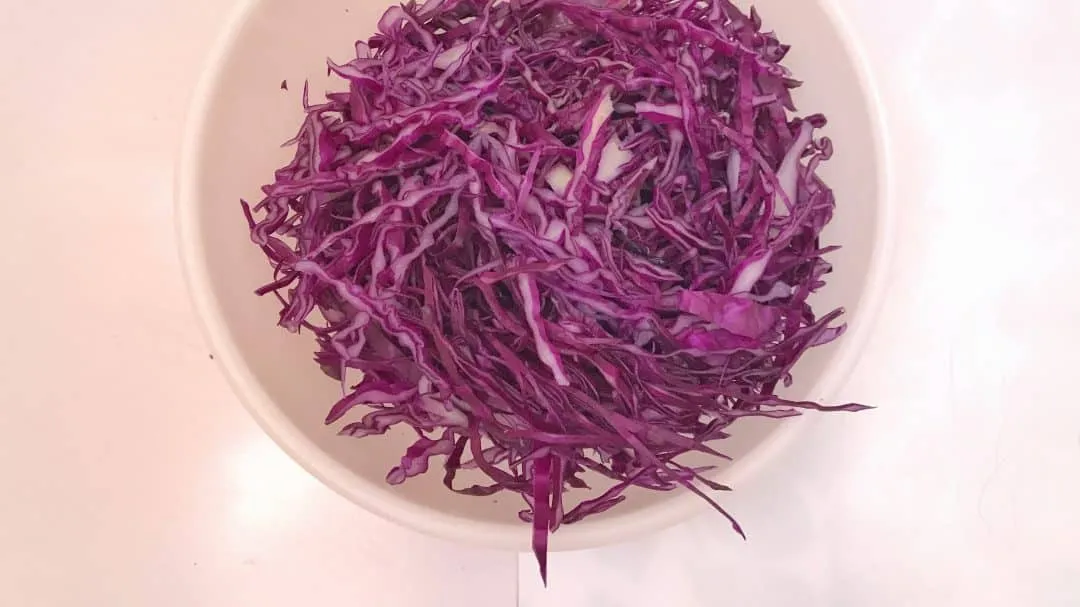 Let me show you how to make pickled cabbage at home... Perfect as a garnish for delicious homemade hot dogs or crunchy pork tacos!
