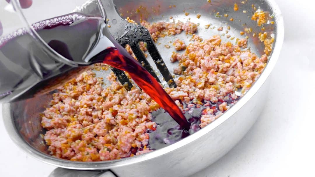 My personal Italian spaghetti sauce recipe: classic sugo al ragù, homemade from scratch and the best ever! You will love it...