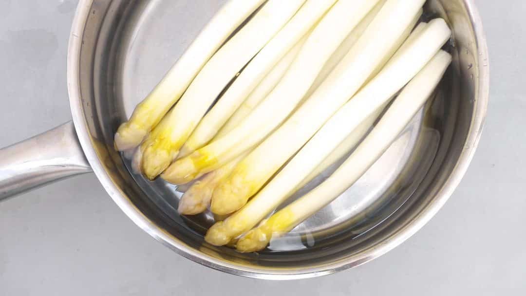 Homemade dill bernaise sauce for my white asparagus with smoked salmon... These flavors are a perfect match for each other!