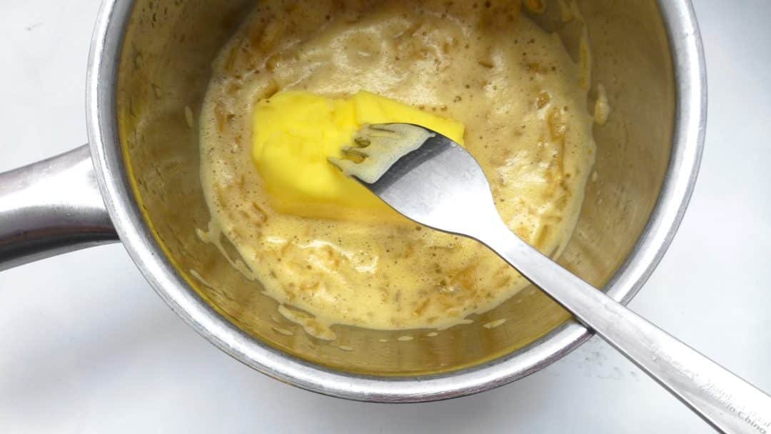 Homemade dill bernaise sauce for my white asparagus with smoked salmon... These flavors are a perfect match for each other!