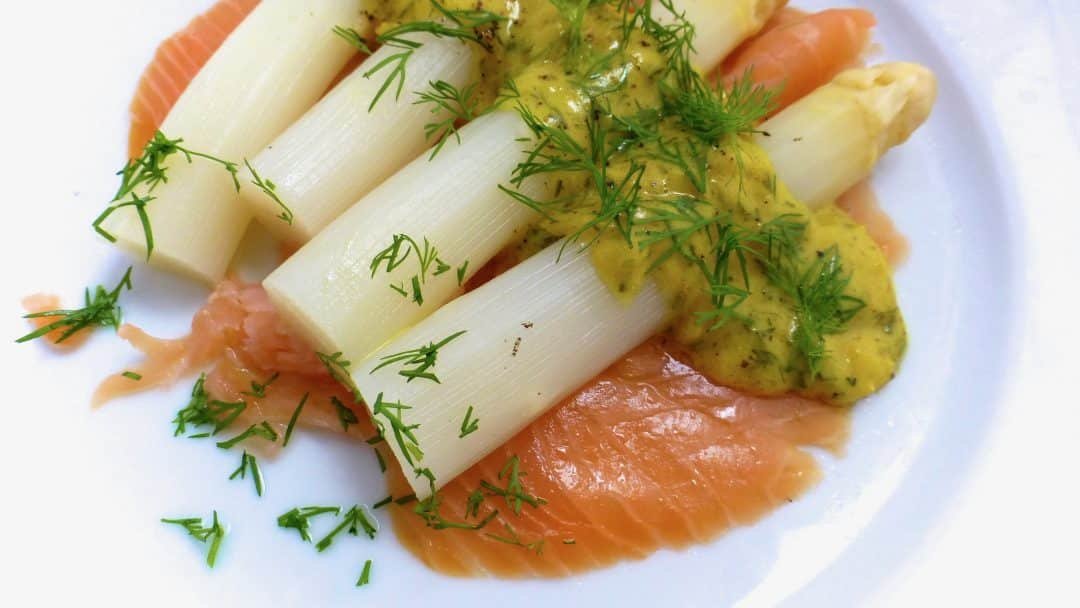 Homemade dill bernaise sauce for my white asparagus with smoked salmon... These flavors are a perfect match for each other!