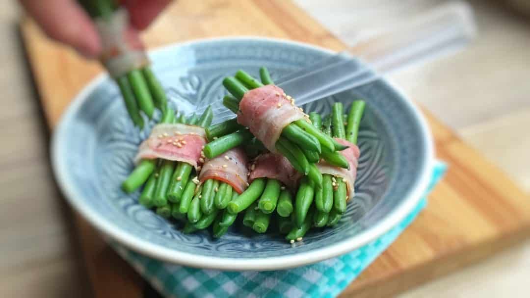 These cute little bacon wrapped green beans bundles are so easy to make in advance: they only need 15 minutes in the oven!